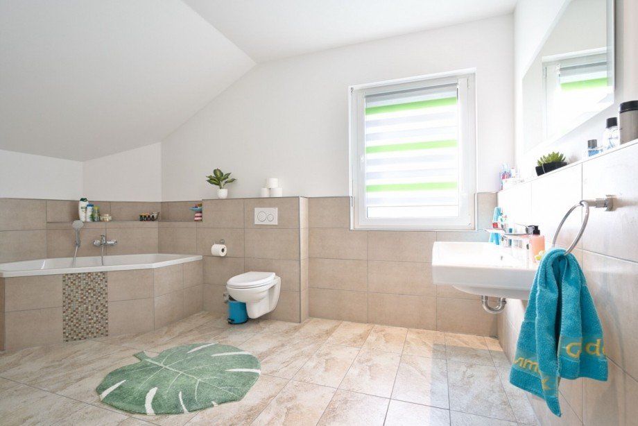 Badezimmer mit Dusche und Badewanne OG Einfamilienhaus Vettelscho�