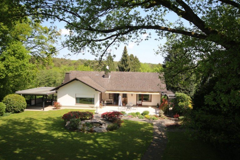  Windhagen Zweifamilienhaus Freistehendes Zweifamilienhaus in begehrter Lage von Windhagen - vielseitig nutzbar!