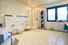 OG Elternbad Exklusive Doppelhaush�lfte mit gro�z�gigem Raumkonzept und stilvollem Wohnambiente