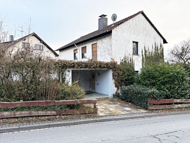Stra�enansicht1 Waldbr�l Einfamilienhaus !! EIN ROHDIAMANT WARTET AUF DEN LETZTEN SCHLIFF !!