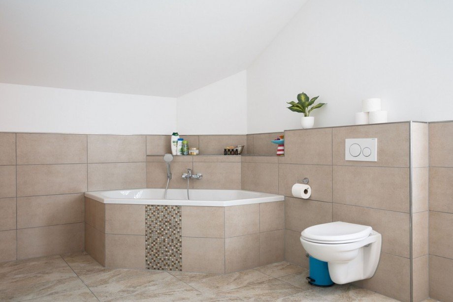 Badezimmer mit Dusche und Badewanne OG Einfamilienhaus Vettelscho�